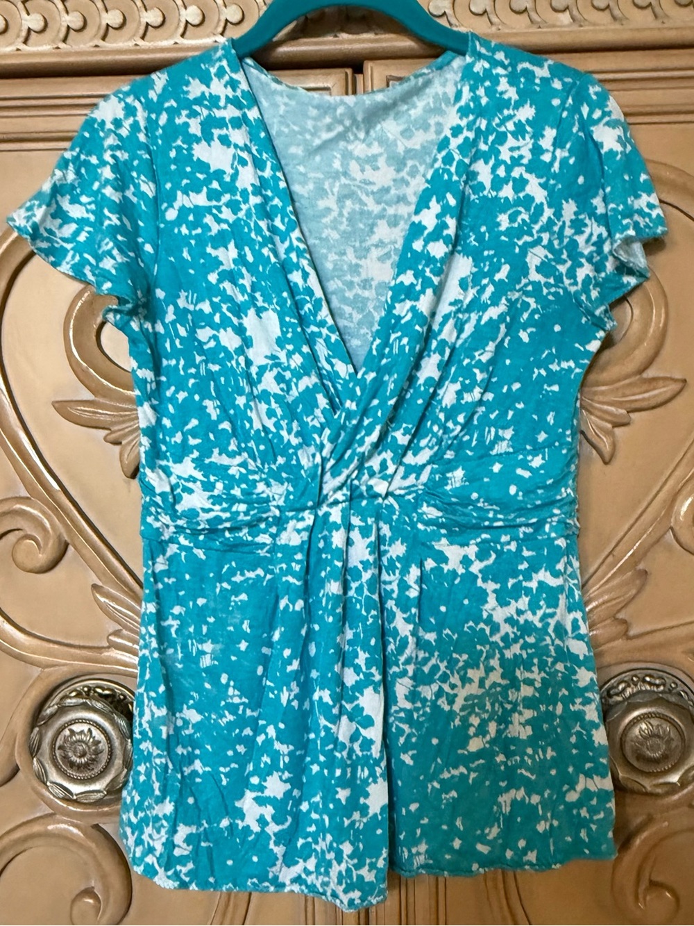 Women's Teal and White V-Neck Twist Front soft cinched waist top. Sz medium guc